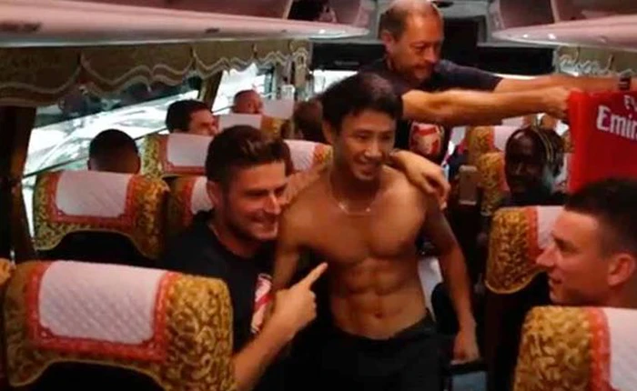 Fan cuồng K Pop và fan cuồng thể thao "đại chiến gạch đá" vì Arsenal