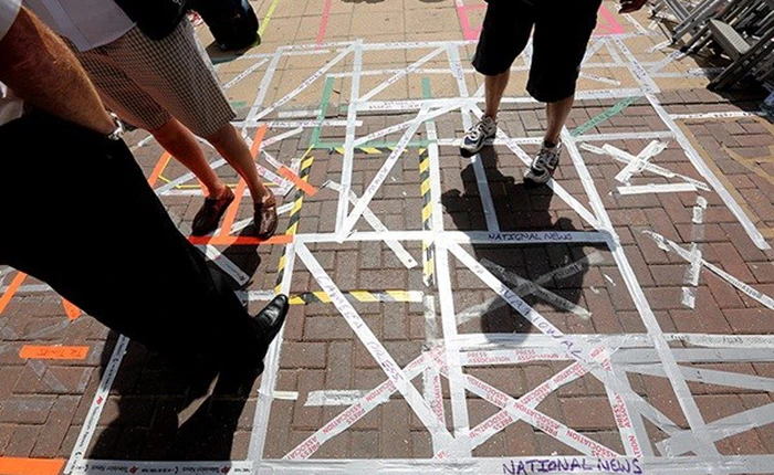 Xem phóng viên "giành từng centimet" để săn ảnh Công nương Anh sinh nở