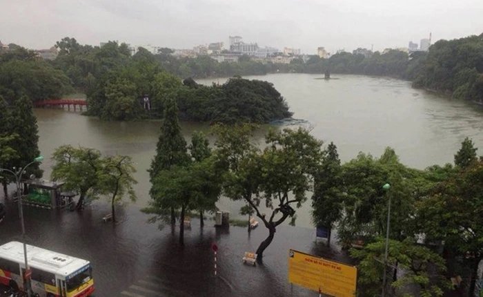 Mạng xã hội ngập tràn thông tin mưa bão tại Hà Nội