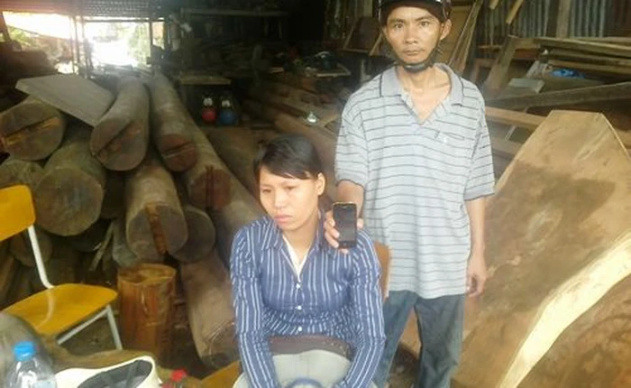 Cả vợ lẫn chồng đều mua trúng iPhone giả