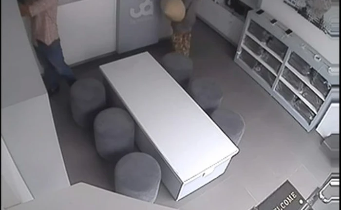 Cụ bà vờ mua ốp lưng điện thoại để trộm điều khiển tủ lạnh