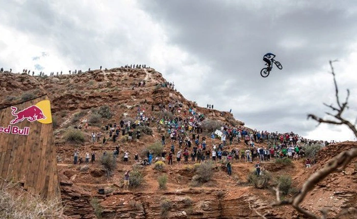 Tay đua liều mạng tự quay cảnh cú lộn siêu ngoạn mục