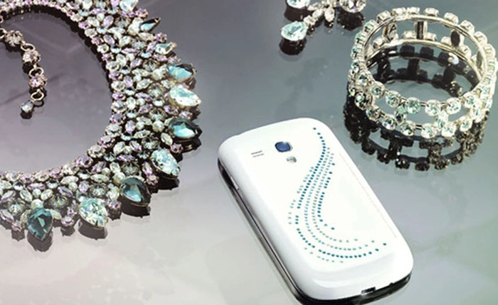 Galaxy S III mini pha lê: Lựa chọn hấp dẫn cho chị em trong mùa Giáng Sinh