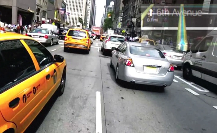 Google khuyên không đeo kính Glass của họ khi lái xe