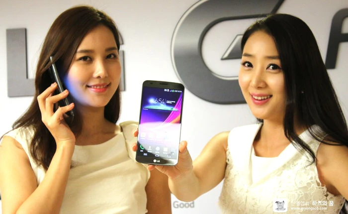 LG G Flex có thể chống chịu lực đè hàng chục kg