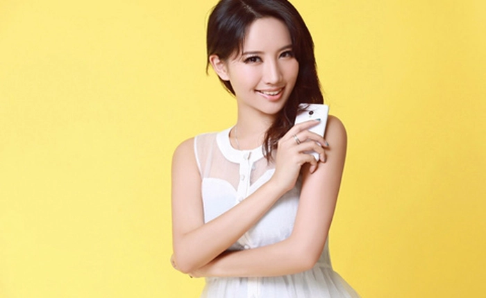 Người đẹp nóng bỏng cùng smartphone trắng