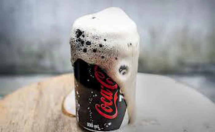 Giải thích cặn kẽ tại sao không nên ăn kẹo Mentos cùng với uống Cocacola?