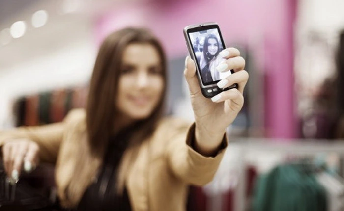 Bị bạn bè xa lánh vì "tự sướng" trên Facebook quá nhiều