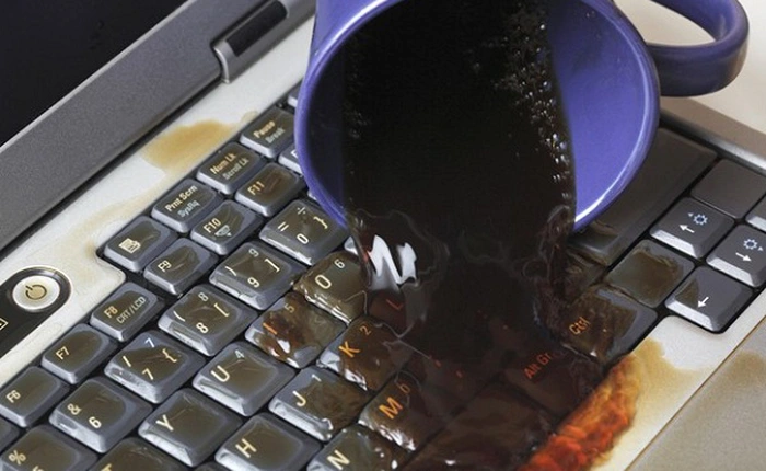 Cách cứu laptop khi bị nước vào