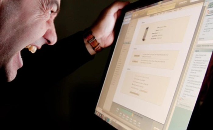 Làm sao khi DVD bị kẹt trong ổ đĩa máy tính?