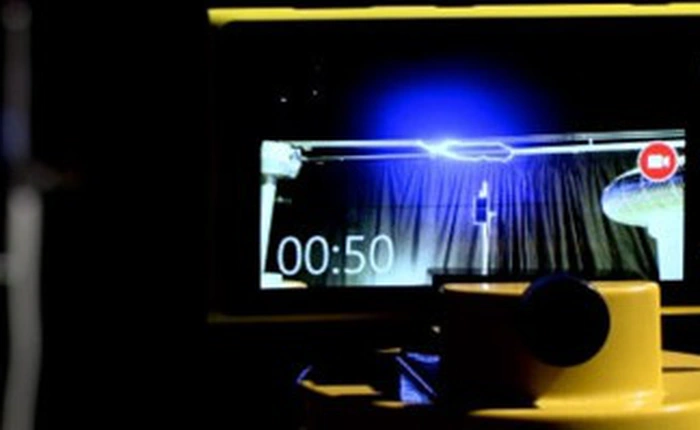 Sạc pin cho Lumia 925 bằng sét nhân tạo