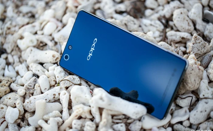 Hé lộ smartphone Oppo cao cấp với viền kim loại