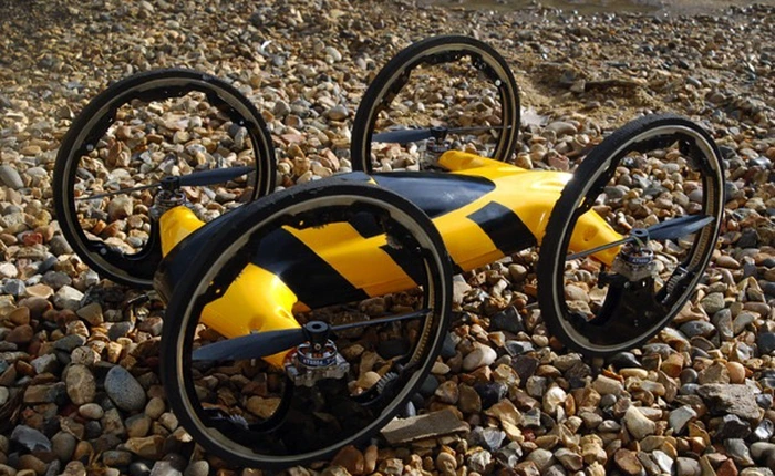 Màn trình diễn khó tin của mẫu ô tô "bay" điều khiển từ xa