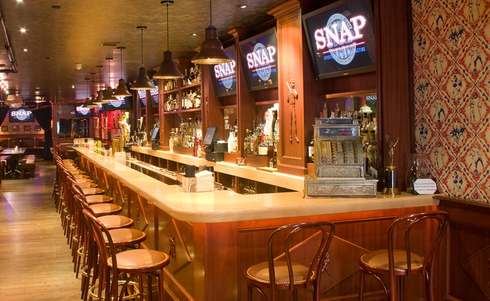 Quán bar: Địa điểm “lộ hàng” quen thuộc của các siêu phẩm