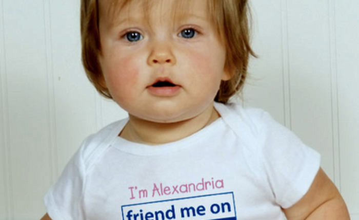 Có phải chúng ta đang sống như một đứa trẻ trên Facebook?