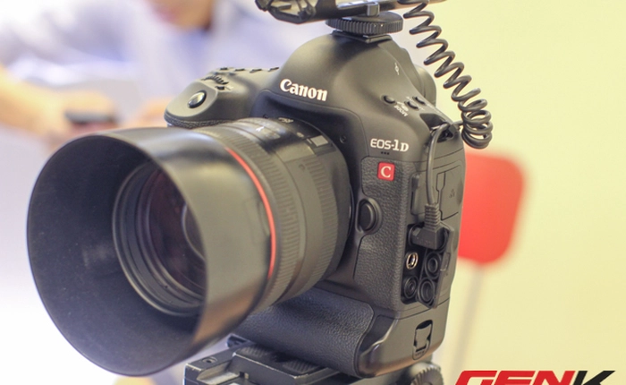 Máy ảnh quay video 4K siêu nét giá gần 300 triệu đồng