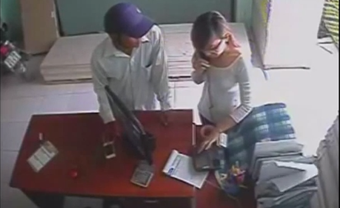 Giả ngơ lừa trộm lấy iPhone của nữ nhân viên