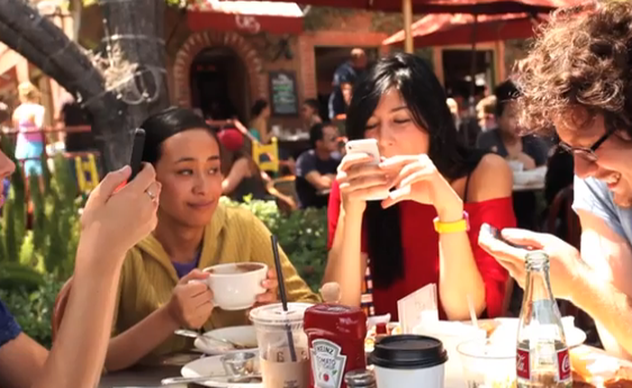 Khi con người lạc lõng giữa thế giới smartphone