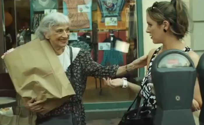 Video khiến con người ngẫm lại hành động "hôi của" đáng xấu hổ