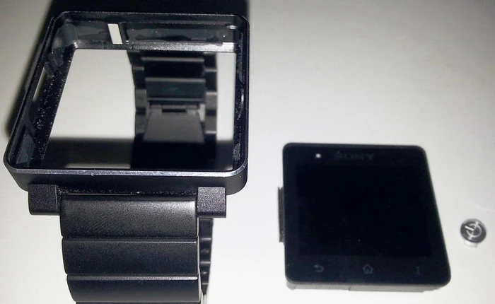 Sony SmartWatch 2 mới bán ra đã gặp lỗi nặng về màn hình