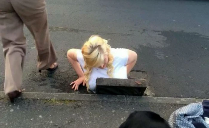 Mắc kẹt trong cống chỉ để cứu iPhone