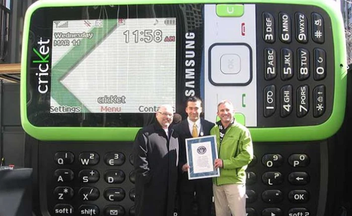 Đâu là điện thoại nặng và to nhất thế giới?