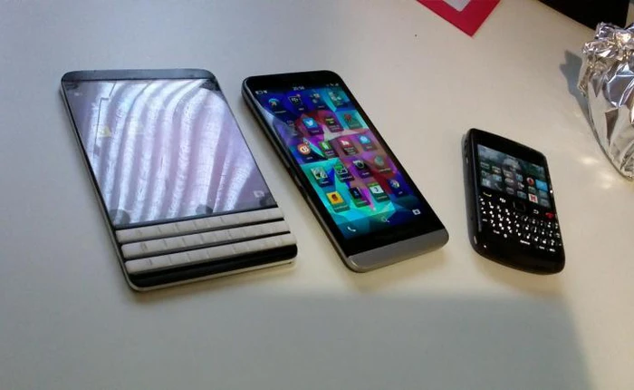 Thêm ảnh thực tế thiết kế vuông của BlackBerry Q30