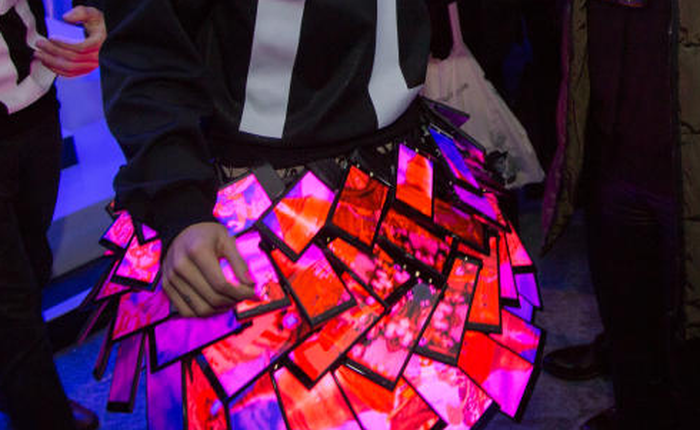 Nokia gây chú ý với chiếc váy làm từ 80 chiếc Lumia 1020 và Lumia 1520