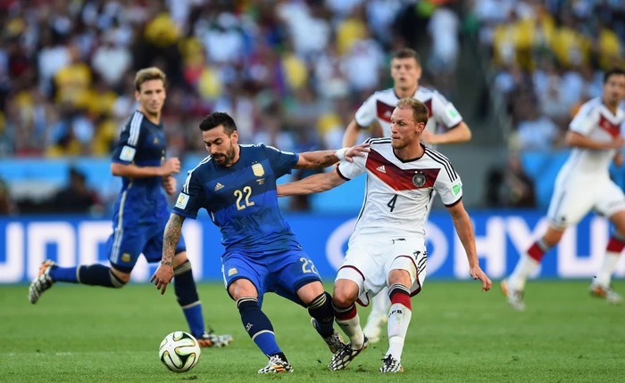 Trung bình mỗi cầu thủ chạy bao nhiêu km trong một trận World Cup?