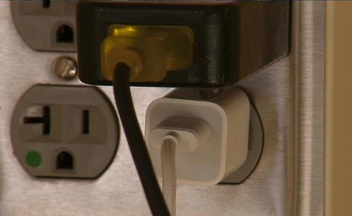 Sạc iPhone phát nổ khiến chủ nhân nằm viện cả tuần