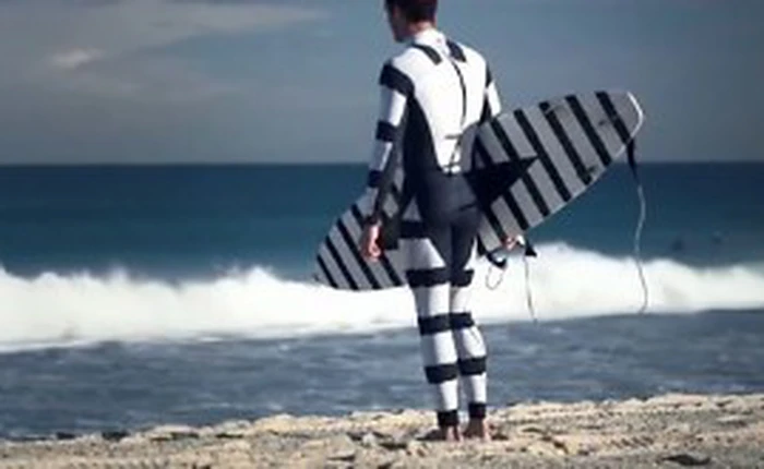 Áo bơi sọc đen trắng giúp chống cá mập tấn công?