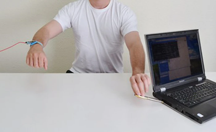 Chỉ cần chạm vào máy tính là ăn cắp được dữ liệu