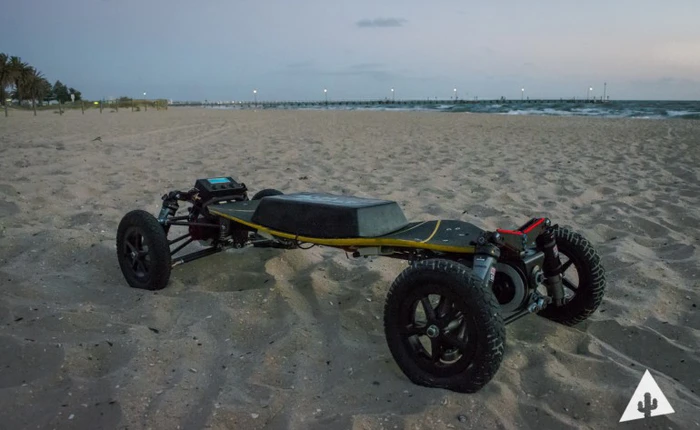 Ván trượt BajaBoard trang bị động cơ điện, đạt vận tốc 50km/h