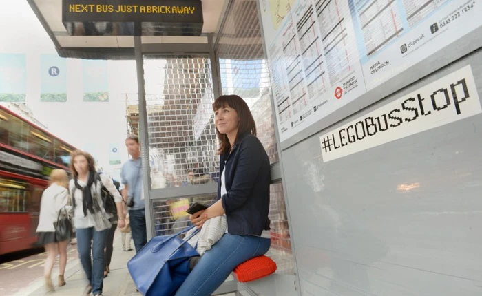 Trạm xe bus được xây bằng những khối lego tại London