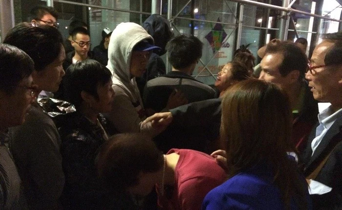 Giá iPhone "chợ đen" tăng 3 lần, người Trung Quốc ẩu đả dành chỗ xếp hàng