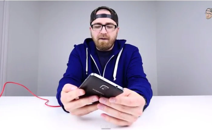 Galaxy Note 3 chiến thắng iPhone 6 Plus trong thử nghiệm bẻ cong