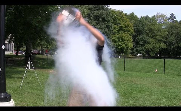 [Video] Anh chàng trả lời thách thức xô đá bằng xô... Nitơ lỏng