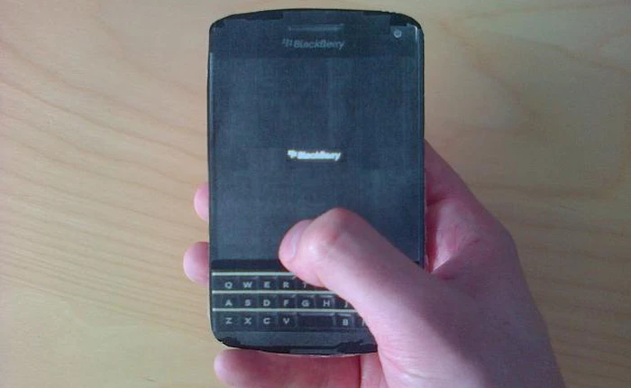 Lộ diện Blackberry Q30 với thiết kế lạ mắt