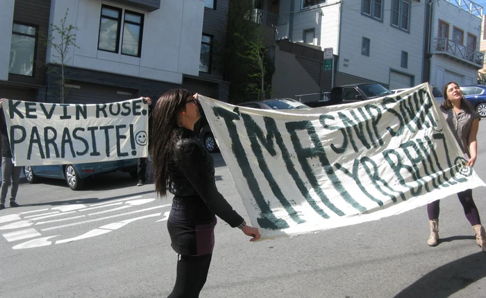 Giám đốc Google Venture bị người biểu tình vây nhà