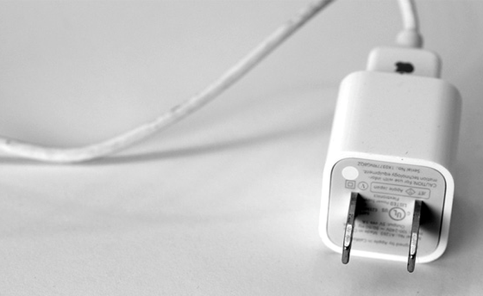 Nguy cơ hỏng iPhone và bị giật điện từ cục sạc nhái