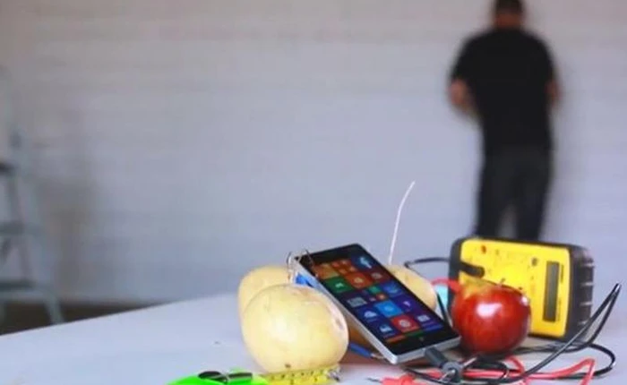 Microsoft trình diễn sạc Lumia 930 bằng... khoai tây và táo