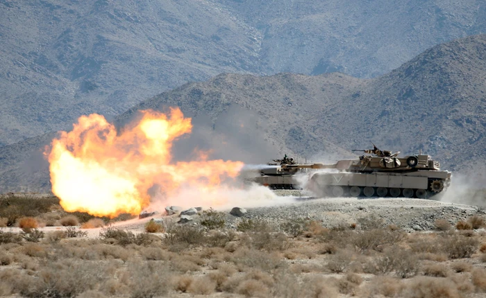 Xem màn đọ sức giữa xe tăng M1 Abrams và Leopard 2