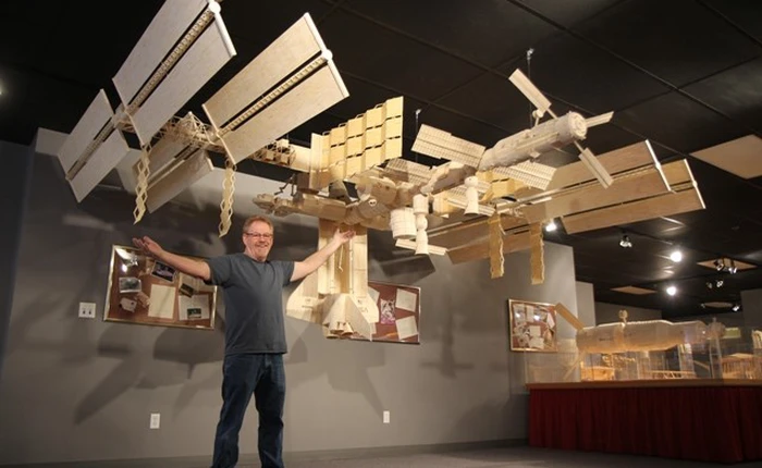 Mô hình trạm vũ trụ quốc tế ISS từ 282.000 que diêm