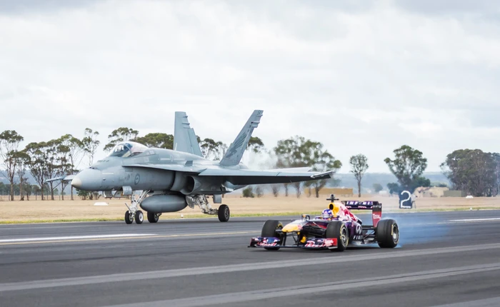 Xem màn đọ tốc độ giữa máy bay chiến đấu F/A-18 và xe đua F1