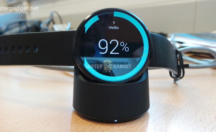 Moto 360 đọ dáng cùng chiếc dock sạc không dây bí ẩn