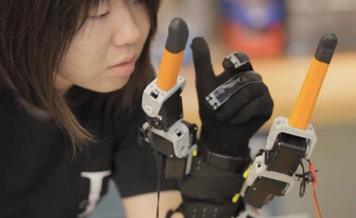 Găng tay thông minh với 7 ngón, tại sao không?