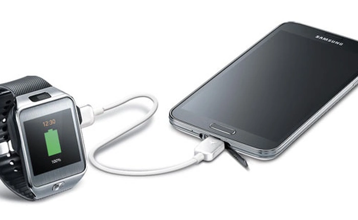 Samsung tung cáp sạc smartwatch từ smartphone