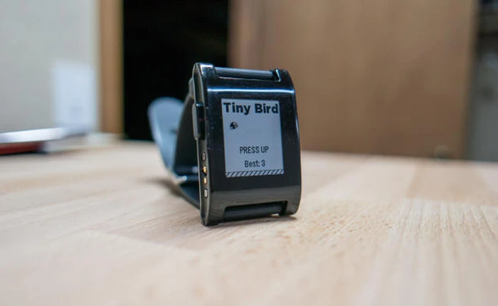 Game nhái Flappy Bird chơi trên đồng hồ Pebble