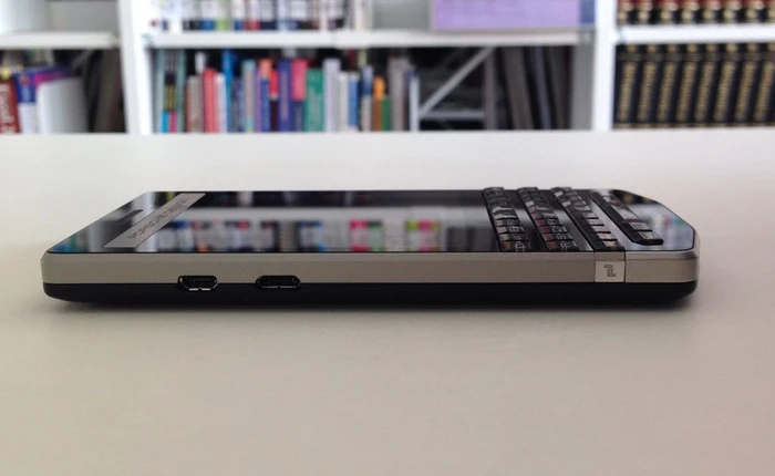 Cận cảnh chiếc Blackberry Porsche Design P'9983: mạnh mẽ và lôi cuốn