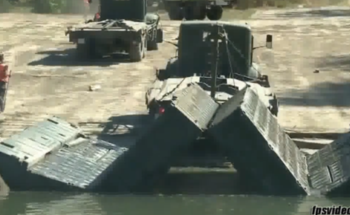 Xem xe quân sự Ukraine xây cầu phao dã chiến
